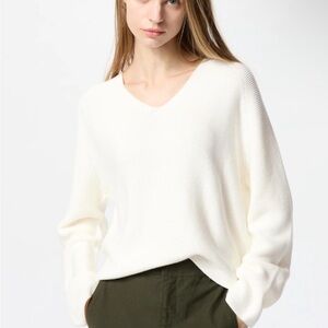 Uniqlo 3D Knit Cotton Relaxed Sweater | V-Neck